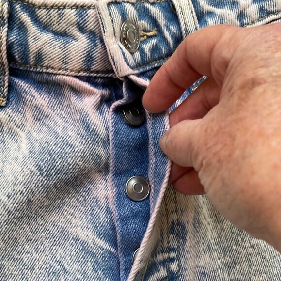 Acid Wash High Rise Distressed Bermuda Shorts Size 2 New With Tags - Picture 7 of 15